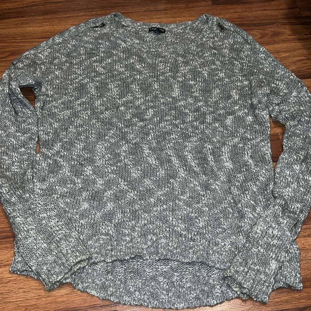 NWOT sweater zipper shoulder